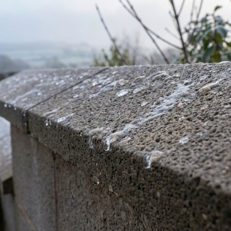 Joint de Dilatation Terrasse contre Maison : Obligatoire ou Pas ?