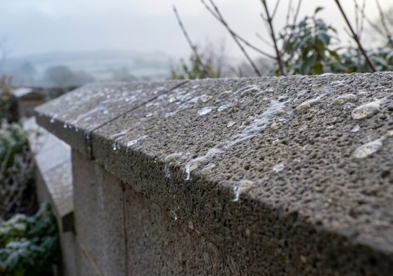 Infiltrations et gel : protégez durablement vos clôtures avec un dessus de mur en pierre reconstituée