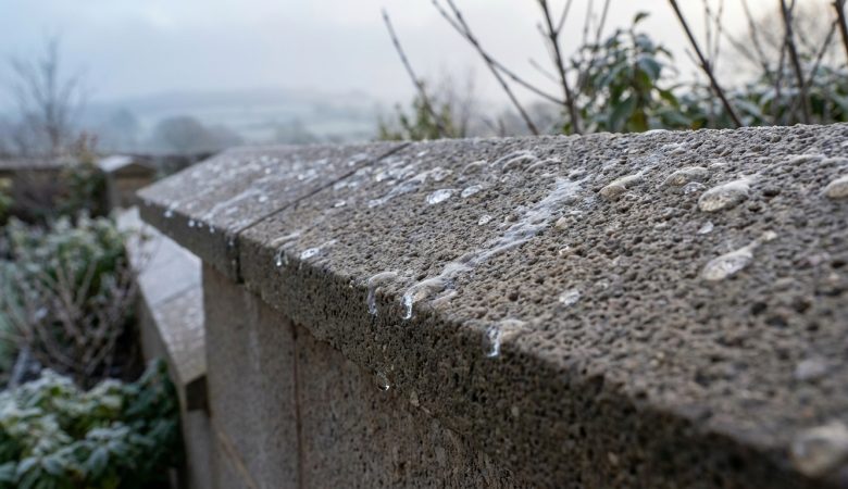 Infiltrations et gel : protégez durablement vos clôtures avec un dessus de mur en pierre reconstituée